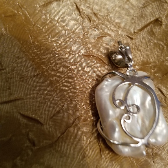 Mother of Pearl Pendant - Picture 1 of 4
